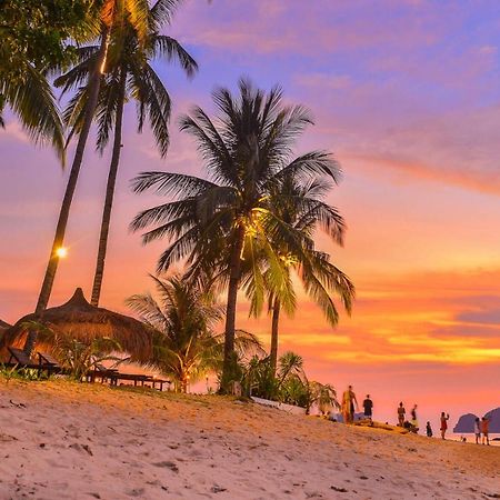 Sunset At Las Cabanas El Nido Exterior foto